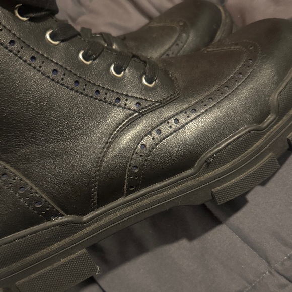 DKNY Men's Perforated Rubber Lug Sole Wingtip Boots - Picture 14 of 16